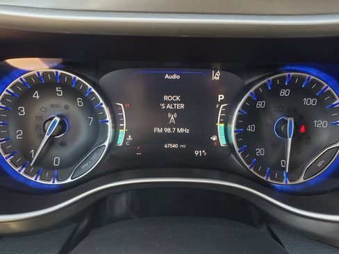 Used 2023 Chrysler Pacifica Touring-L FWD image 13