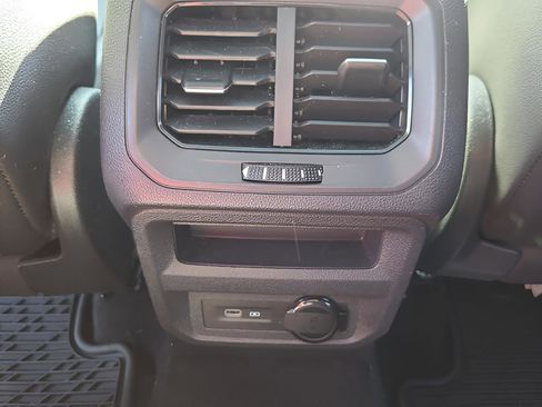 Used 2023 Volkswagen Tiguan SE image 11