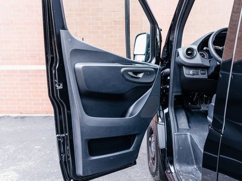 Used 2025 Mercedes-Benz Sprinter 2500 image 5