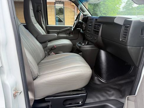 Used 2018 Chevrolet Express 2500 LS w/ Driver Convenience Package RWD image 18