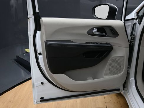 Used 2023 Chrysler Pacifica Touring-L FWD image 43