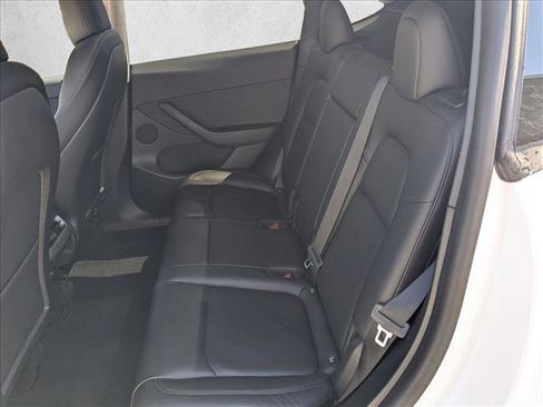 Used 2022 Tesla Model Y Long Range image 21