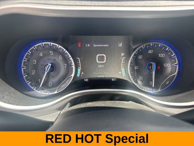 Used 2023 Chrysler Pacifica Touring-L FWD image 15