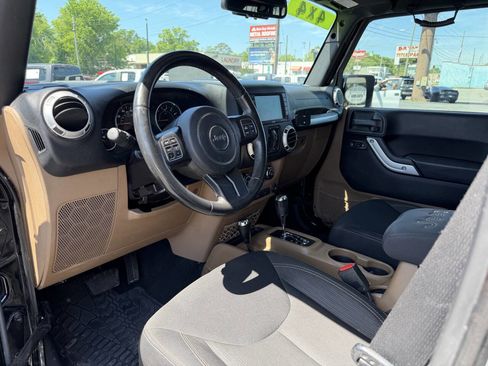 Used 2016 Jeep Wrangler Unlimited Sahara w/ Connectivity Group AWD/4WD image 13