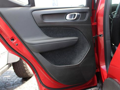 Used 2019 Volvo XC40 T5 R-Design image 38