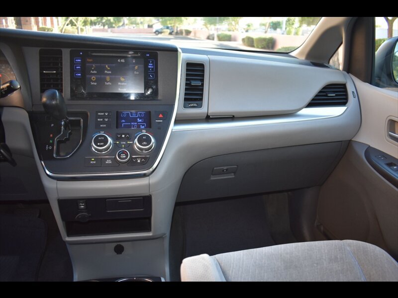 Used 2017 Toyota Sienna LE FWD image 30