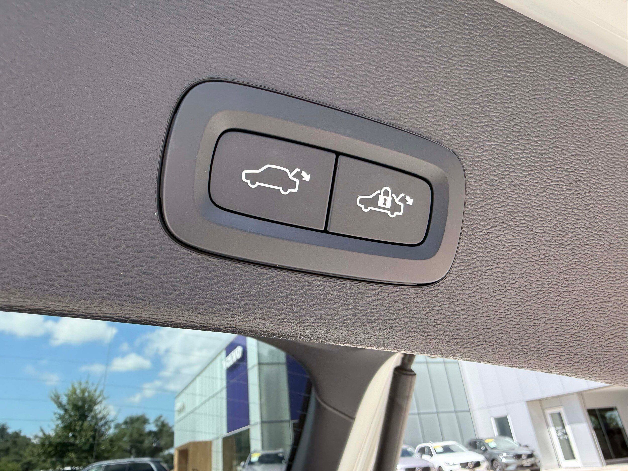 Certified 2023 Volvo C40 P8 Recharge Ultimate AWD/4WD image 28