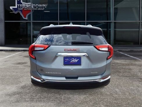 Used 2024 GMC Terrain SLT image 4
