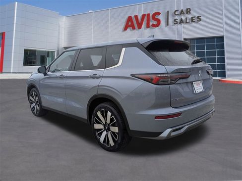 Used 2025 Mitsubishi Outlander SE image 9