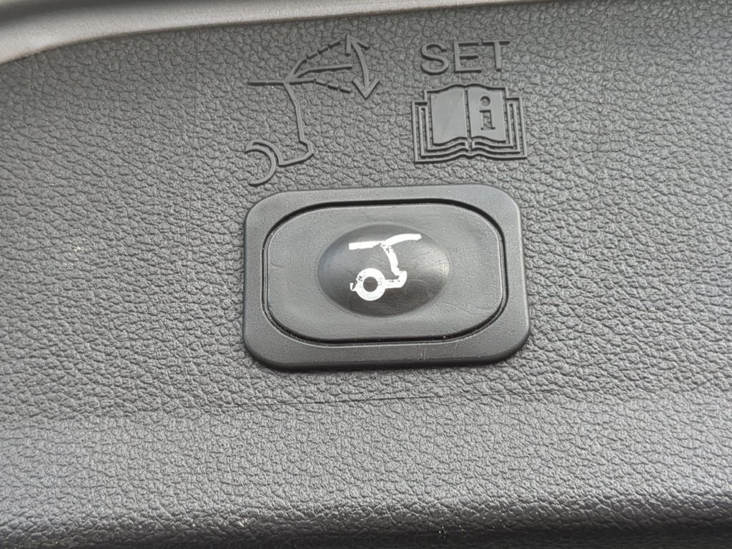 Used 2018 Ford Escape SEL w/ Ford Safe & Smart Package FWD image 11