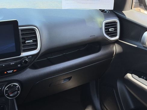 Used 2023 Hyundai Venue SE FWD image 15