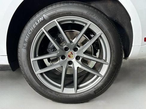 Certified 2025 Porsche Macan AWD/4WD image 33