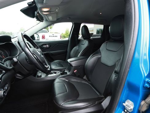 Used 2021 Jeep Cherokee Latitude Plus AWD/4WD image 23