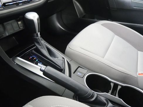 Used 2018 Toyota Corolla LE image 24