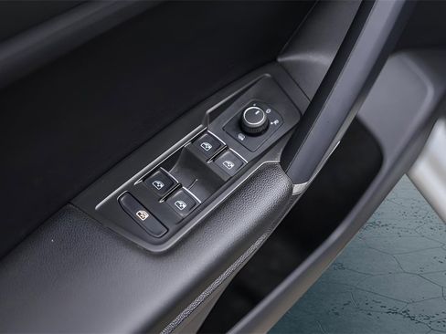 Used 2020 Volkswagen Tiguan SE w/ Panoramic Sunroof Package image 25