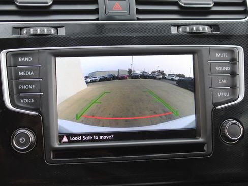 Used 2016 Volkswagen Golf S image 23