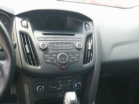 Used 2016 Ford Focus SE w/ SE Winter Package FWD image 7