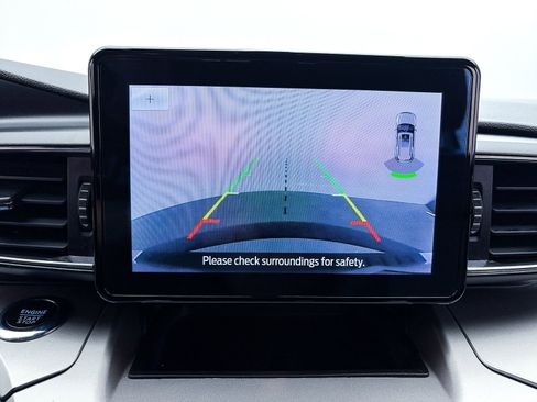 Used 2022 Ford Explorer XLT w/ Equipment Group 202A image 7