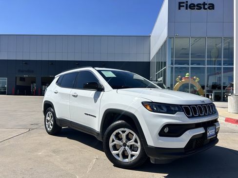 Used 2025 Jeep Compass Latitude image 1