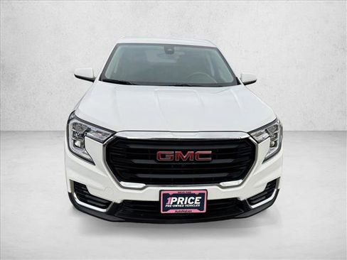 Used 2024 GMC Terrain SLE image 2