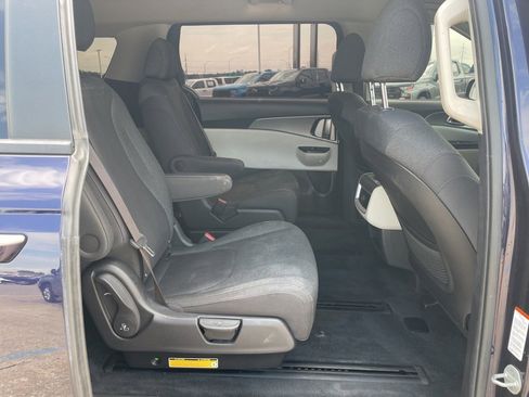 Used 2022 Kia Carnival LX image 28