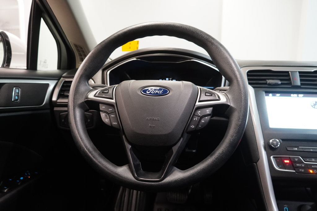 Used 2017 Ford Fusion SE w/ Fusion SE Technology Package FWD image 16