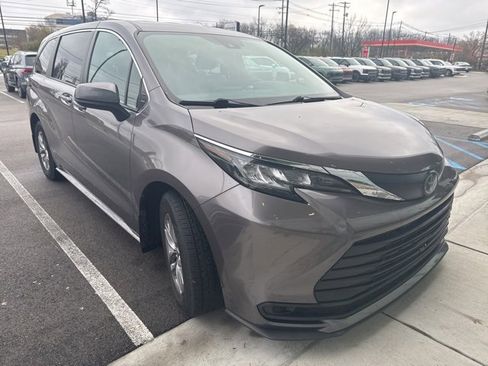 Used 2022 Toyota Sienna LE image 2