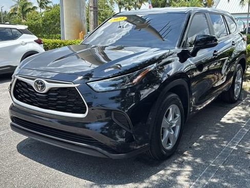 Used 2023 Toyota Highlander L FWD image 3