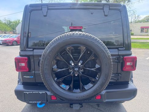 Used 2022 Jeep Wrangler Unlimited Sahara w/ Cold Weather Group AWD/4WD image 4
