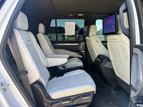 Used 2025 Cadillac Escalade Sport Platinum AWD/4WD image 23