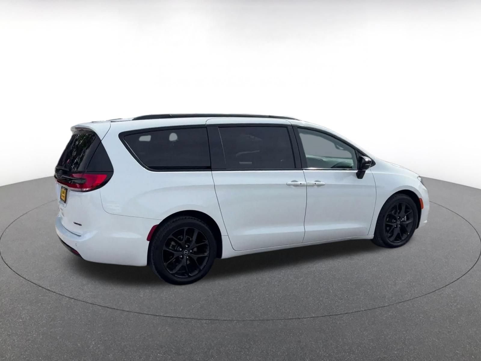 Used 2025 Chrysler Pacifica Limited FWD image 14