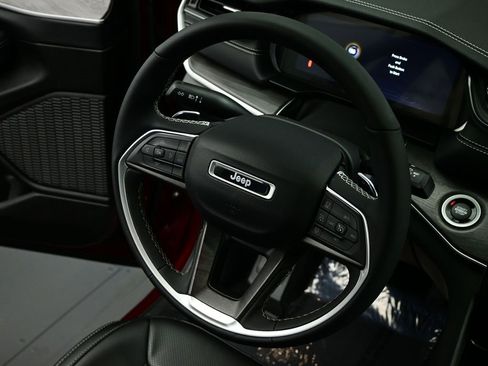 Used 2024 Jeep Grand Cherokee L Limited w/ Luxury Tech Group II image 8