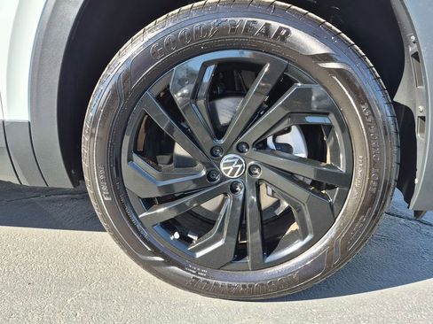 Certified 2023 Volkswagen Atlas SE w/ Black Wheel Package image 9