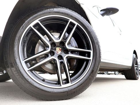 Used 2021 Porsche Macan image 25