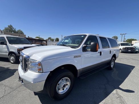 Used 2005 Ford Excursion XLT AWD/4WD image 2