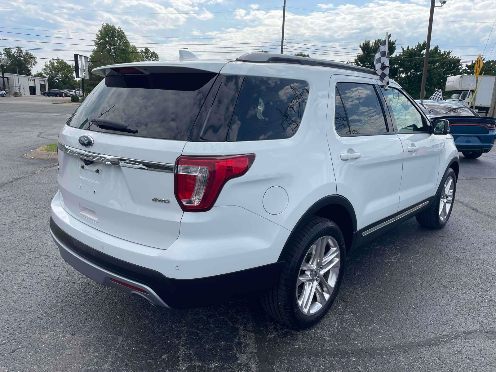 Used 2017 Ford Explorer XLT w/ Equipment Group 202A AWD/4WD image 8