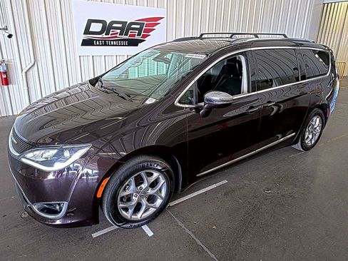 Used 2018 Chrysler Pacifica Limited image 2