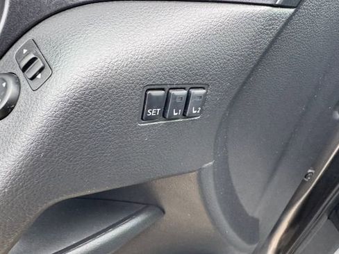 Used 2018 Nissan Rogue SV w/ Premium Package image 16