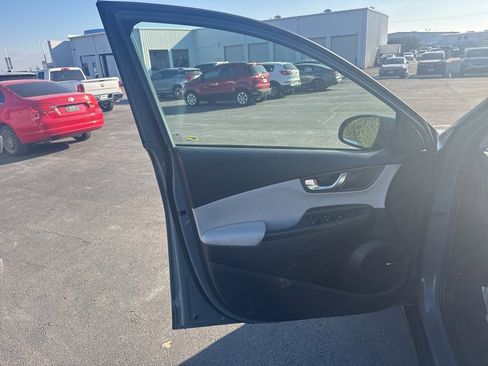 Used 2022 Hyundai Kona Limited image 9