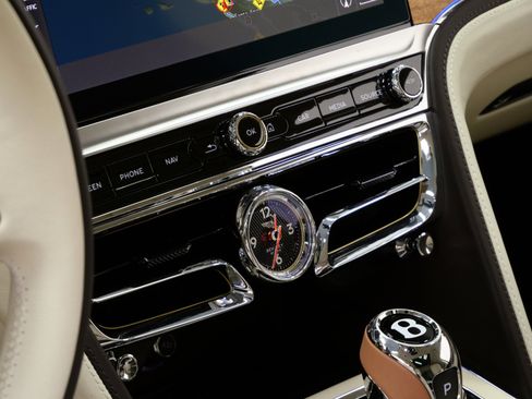 Used 2022 Bentley Flying Spur Plug-In Hybrid image 27