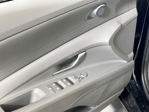 Used 2023 Hyundai Elantra SEL image 17