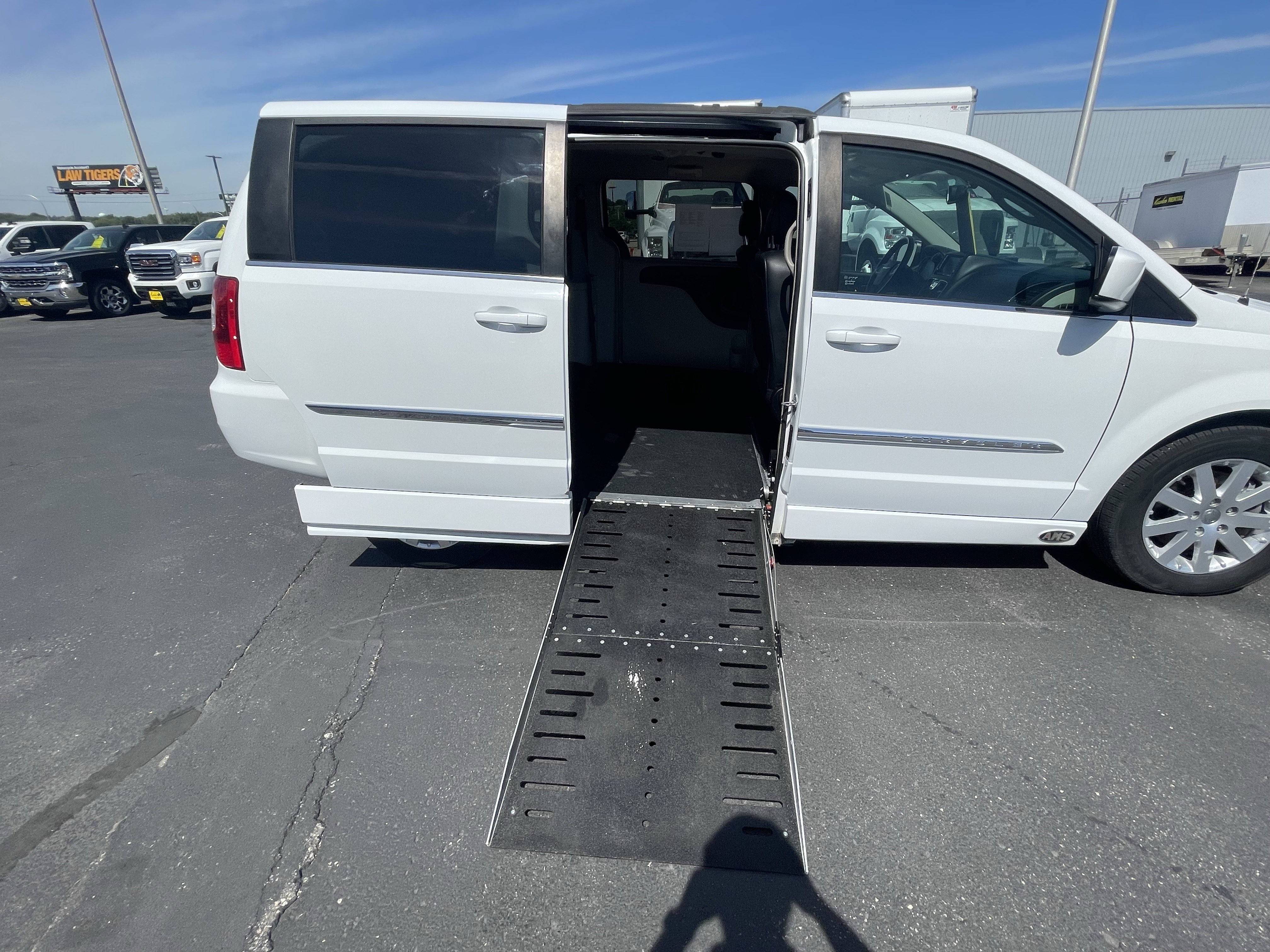 Used 2016 Chrysler Town & Country Touring FWD image 24
