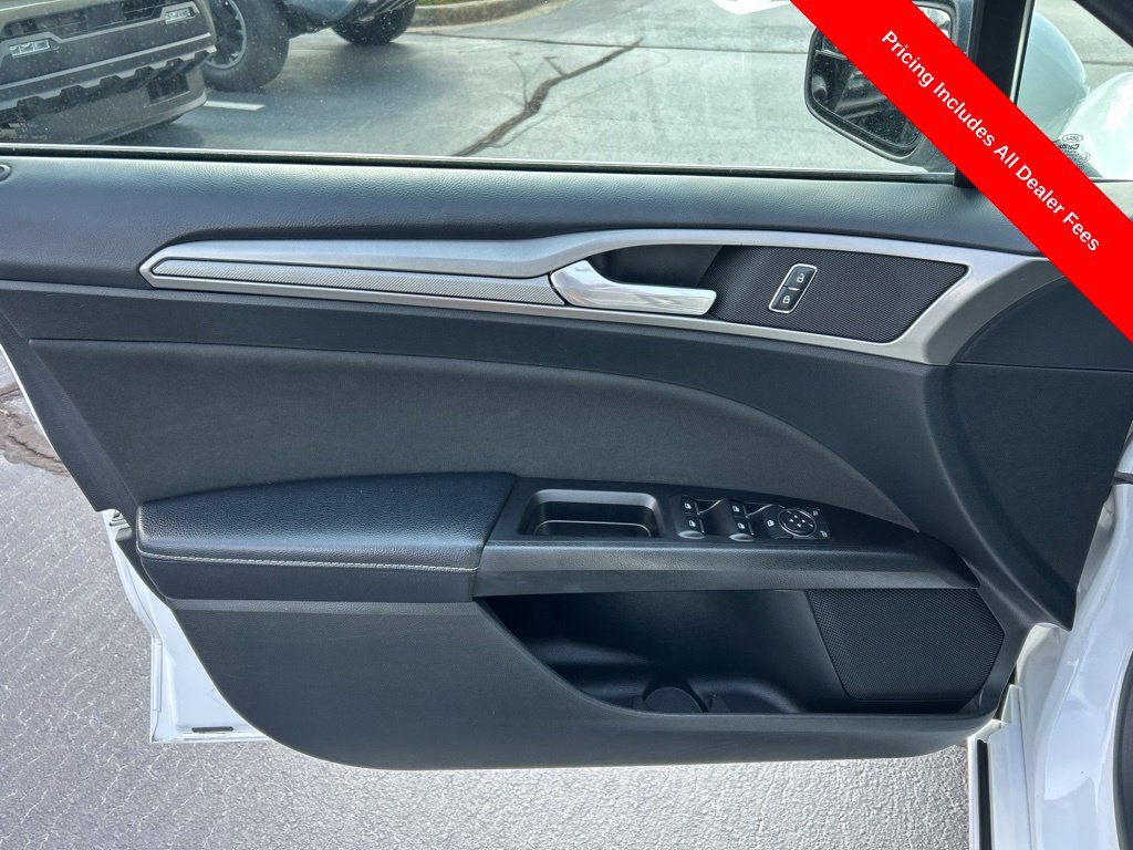 Used 2017 Ford Fusion SE FWD image 4