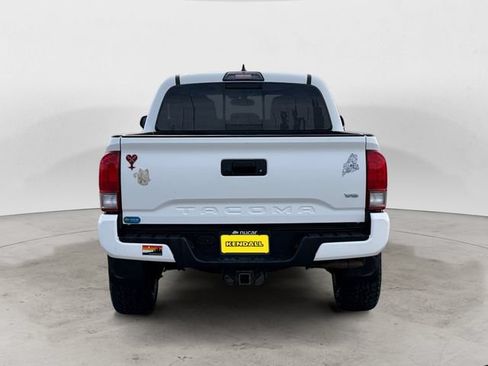 Used 2017 Toyota Tacoma TRD Sport w/ Tow Package (A/T) AWD/4WD image 4