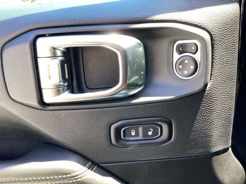 Used 2025 Jeep Wrangler Unlimited Sahara AWD/4WD image 18