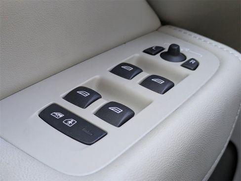 Used 2023 Volvo XC60 B5 Ultimate w/ Climate Package image 32