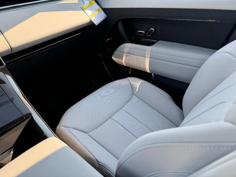 Used 2025 Land Rover Range Rover Sport SE image 16