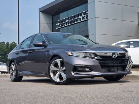 Used 2018 Honda Accord Touring image 2
