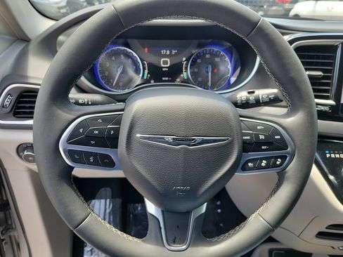 Used 2024 Chrysler Pacifica Touring-L FWD image 23