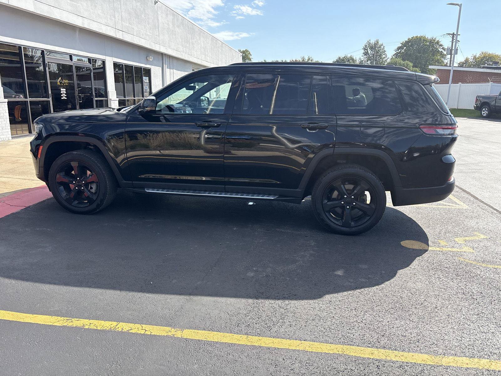 Used 2025 Jeep Grand Cherokee L Limited w/ Black Appearance Package AWD/4WD image 8